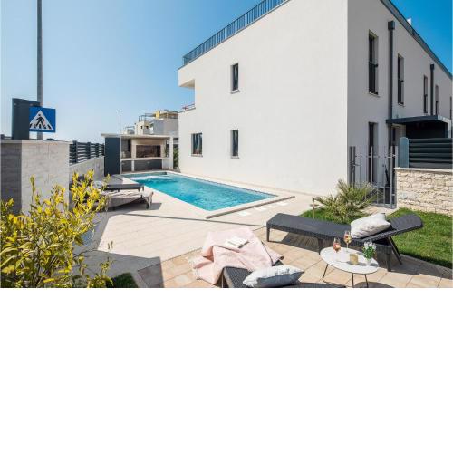 Amazing home in Novigrad with Outdoor swimming pool, Jacuzzi and WiFi
